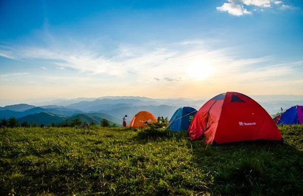 Comment organiser un camping pour une expédition de randonnée en région de steppe en été?