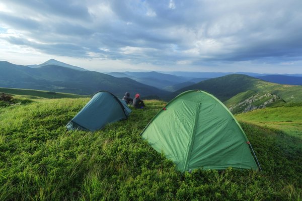 Comment choisir une tente adaptée pour un camping en région de haute altitude en été?